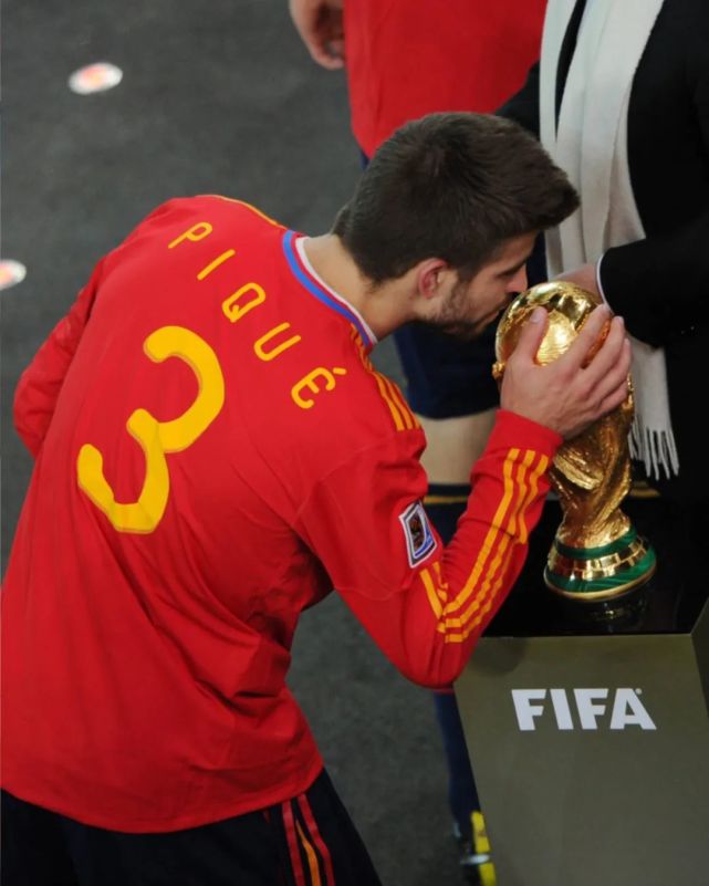 Piqué kondigt onmiddellijke pensionering aan bij Barcelona